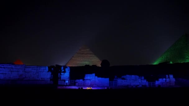 ギザの美しいピラミッドとスフィンクスで音と光のショー カイロの街で夜 アフリカ — ストック動画