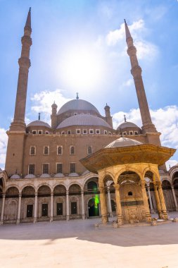 Alabaster Camii ve Mısır 'ın başkenti Kahire' deki devasa sütunlar. Afrika