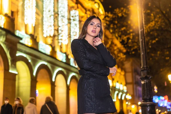 Tiro Natal Uma Menina Morena Bonita Cidade Noite Lado Das — Fotografia de Stock