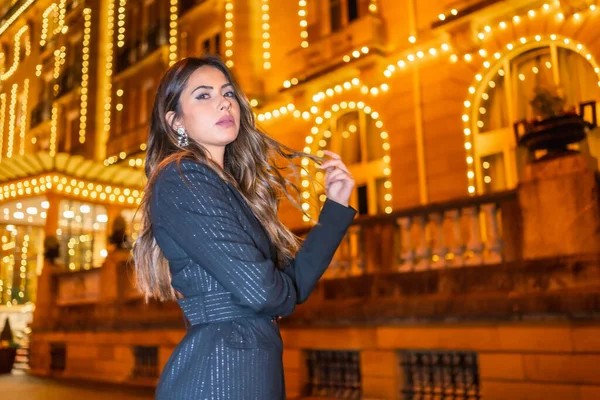 Disparos Navidad Chica Morena Caucásica Sonriendo Ciudad Por Noche Junto —  Fotos de Stock