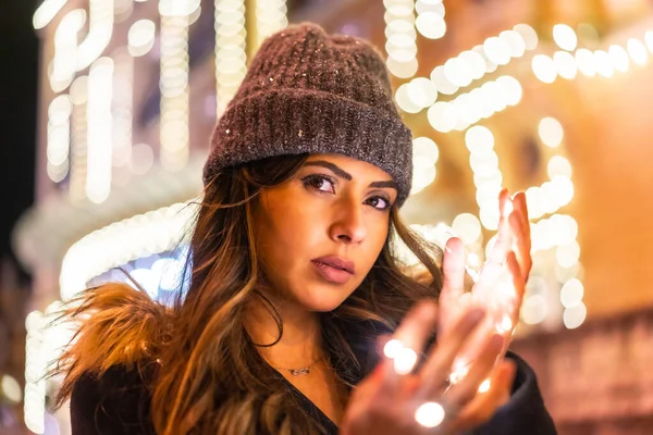 Retrato Natal Com Luzes Natal Belo Edifício Cidade Jovem Caucasiana — Fotografia de Stock