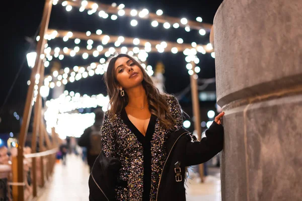 Kerstmis Levensstijl Portret Van Een Jonge Brunette Kaukasische Vrouw Een — Stockfoto