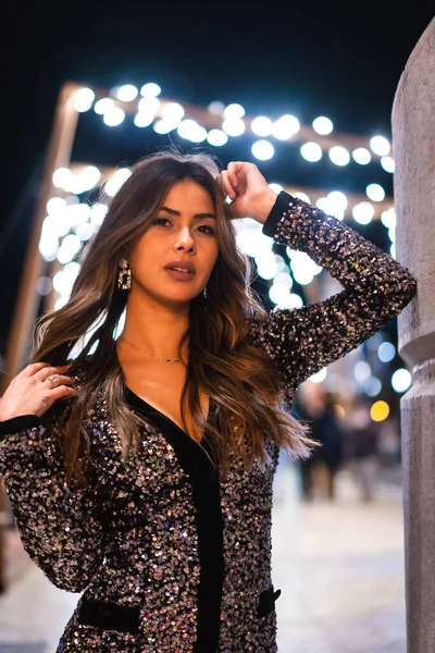 Kerstmis Levensstijl Brunette Kaukasisch Model Draagt Modieuze Jurk Met Pailletten — Stockfoto