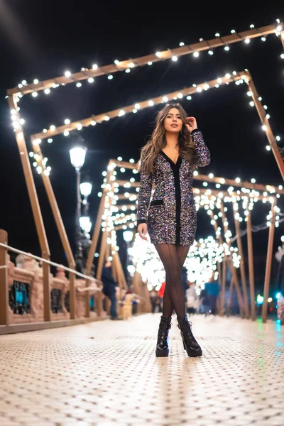 Noel Kış Yaşam Tarzı Siyah Topuklu Pullu Şık Bir Elbise — Stok fotoğraf