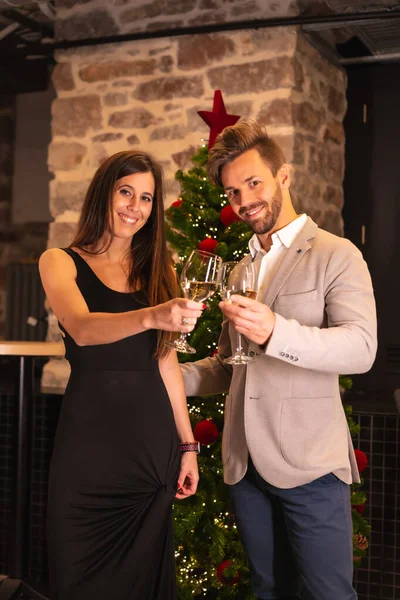 Retratos Romántica Cena Navidad Una Joven Pareja Caucásica Brindando Con — Foto de Stock