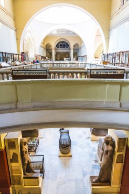 Kahire, Mısır, Ekim 2020: Kahire 'deki Mısır Müzesi' ndeki antik Mısır firavunlarının güzel heykelleri