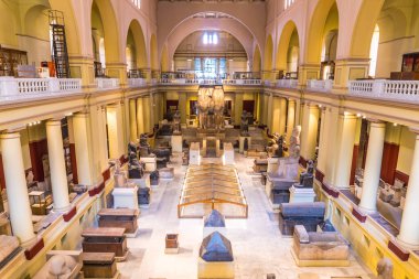 Kahire, Mısır, Ekim 2020: Kahire 'deki Mısır Müzesi' ndeki antik Mısır firavunlarının güzel heykelleri