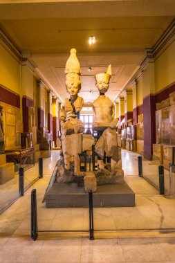 Kahire, Mısır, Ekim 2020: Kahire 'deki Mısır Müzesi' ndeki antik Mısır firavunlarının güzel heykelleri