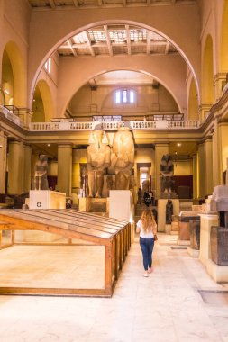 Kahire, Mısır, Ekim 2020: Kahire 'deki Mısır Müzesi' ndeki antik Mısır firavunlarının güzel heykelleri