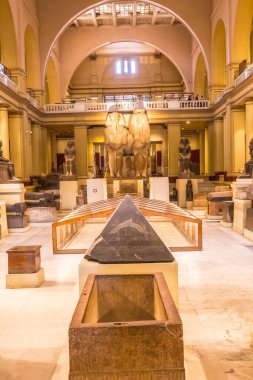 Kahire, Mısır, Ekim 2020: Kahire 'deki Mısır Müzesi' ndeki antik Mısır firavunlarının güzel heykelleri