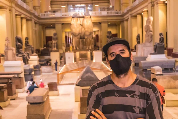 カイロ エジプト 2020年10月 コロナウイルスのパンデミックを噛むとカイロのエジプト博物館を訪れる若いヨーロッパ人観光客 — ストック写真