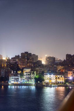 Gece Nil nehri boyunca Kahire şehrinin hava manzarası. Afrika 'nın Mısır şehrinin silüeti