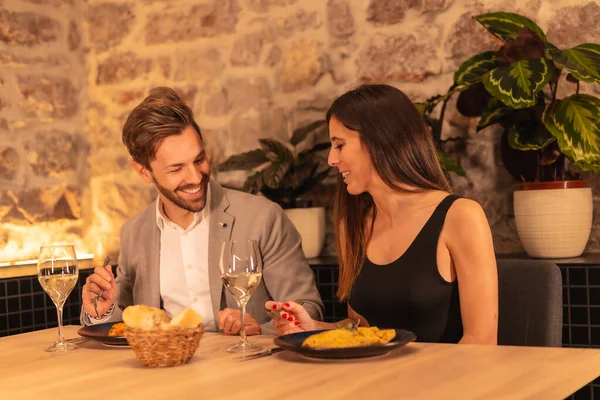 Elämäntapa Nuori Eurooppalainen Pari Illallisella Kauniissa Ravintolassa Juhlii Ystävänpäivä — kuvapankkivalokuva