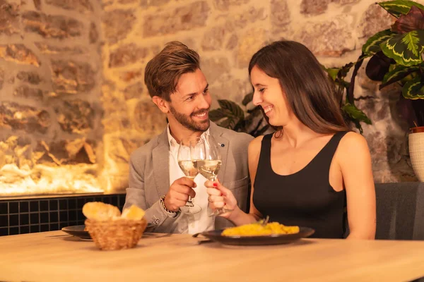 Lifestyle Una Joven Pareja Europea Cenando Hermoso Restaurante Celebrando Día — Foto de Stock