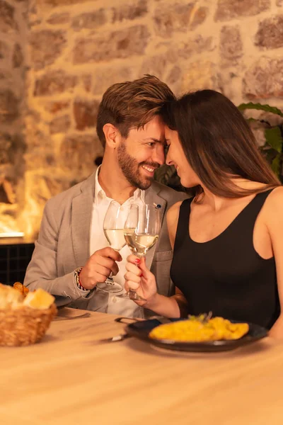 Lifestyle Una Joven Pareja Europea Enamorada Cenar Hermoso Restaurante Celebrando — Foto de Stock