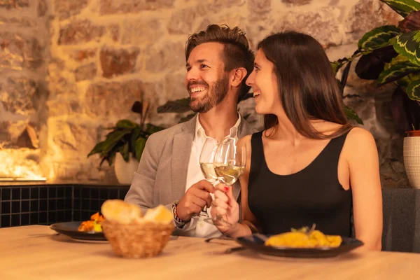 Lifestyle Una Joven Pareja Europea Brindando Bebidas Mientras Cenan Restaurante — Foto de Stock