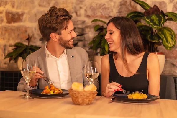 Lifestyle Una Joven Pareja Europea Restaurante Divirtiéndose Cenando Junto Con — Foto de Stock
