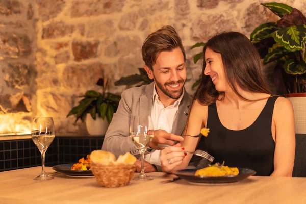 Lifestyle Una Joven Pareja Europea Restaurante Divirtiéndose Cenando Junto Con — Foto de Stock