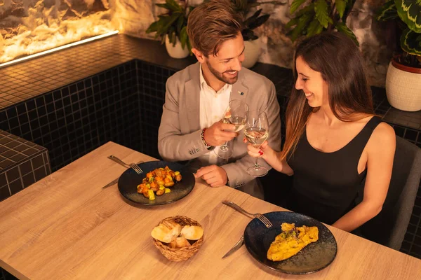 Estilo Vida Una Joven Pareja Europea Restaurante Divirtiéndose Cenando Junto — Foto de Stock