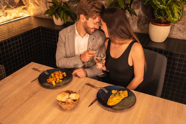 Estilo Vida Una Joven Pareja Europea Enamorada Restaurante Divirtiéndose Cenando — Foto de Stock