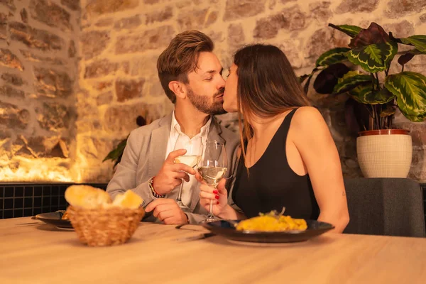 Estilo Vida Una Joven Pareja Enamorada Besándose Restaurante Divirtiéndose Cenando — Foto de Stock