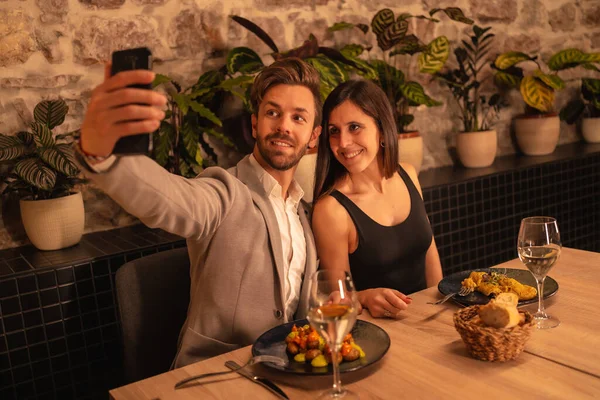 Estilo Vida Una Joven Pareja Enamorada Restaurante Divirtiéndose Cenando Juntos — Foto de Stock