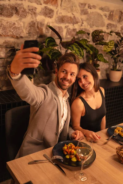 Estilo Vida Una Joven Pareja Enamorada Restaurante Divirtiéndose Cenando Juntos — Foto de Stock