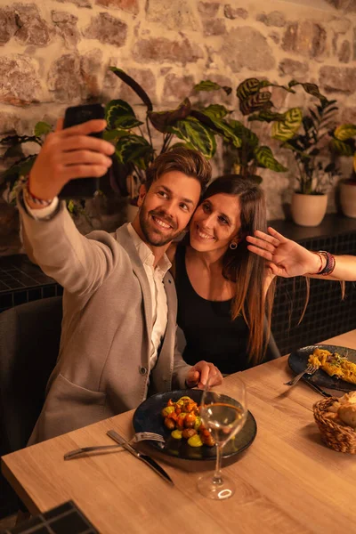 Estilo Vida Una Joven Pareja Enamorada Restaurante Divirtiéndose Cenando Juntos — Foto de Stock