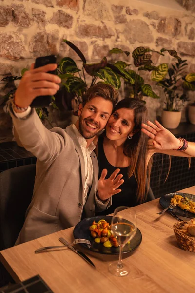 Estilo Vida Una Joven Pareja Enamorada Restaurante Divirtiéndose Cenando Juntos — Foto de Stock