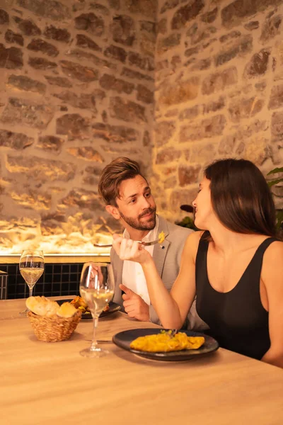 Estilo Vida Una Hermosa Pareja Joven Enamorada Restaurante Divirtiéndose Cenando — Foto de Stock