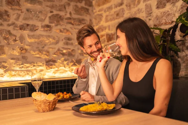 Estilo Vida Una Hermosa Pareja Joven Enamorada Restaurante Divirtiéndose Cenando — Foto de Stock