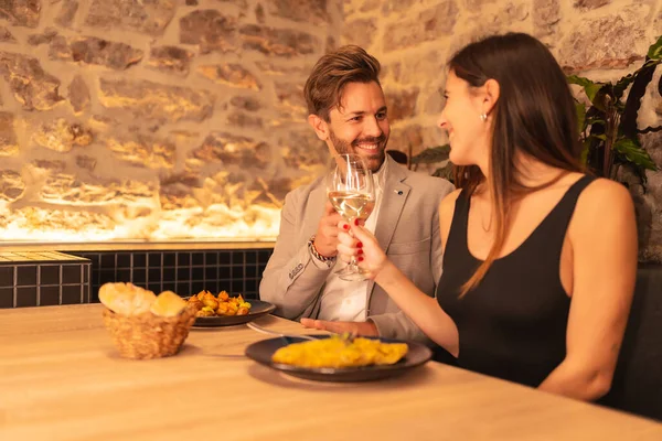 Estilo Vida Una Hermosa Pareja Joven Enamorada Restaurante Brindan Por — Foto de Stock