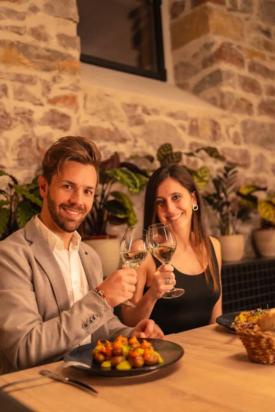 Lifestyle Ein Hübsches Junges Verliebtes Paar Einem Restaurant Gläser Wein — Stockfoto