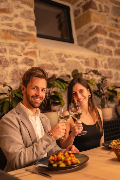 Lifestyle Ein Hübsches Junges Verliebtes Paar Einem Restaurant Gläser Wein — Stockfoto