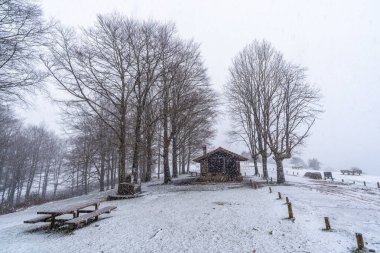 Gipuzkoa 'daki Aizkorri Dağı' nın sığınağı. Kış karları altında karlı bir manzara. Bask Ülkesi, İspanya
