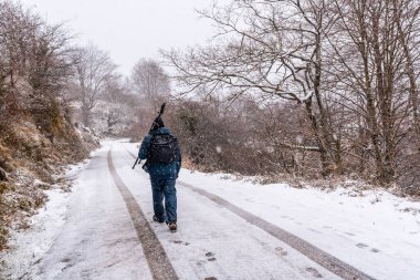 Gipuzkoa 'daki Aizkorri Dağı' nın karlı yolunda genç bir fotoğrafçı. Kış karları altında karlı bir manzara. Bask Ülkesi, İspanya