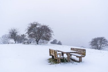 Gipuzkoa 'daki Aizkorri Dağı' nın yanındaki piknik alanında çok kar var. Kış karları altında karlı bir manzara. Bask Ülkesi, İspanya