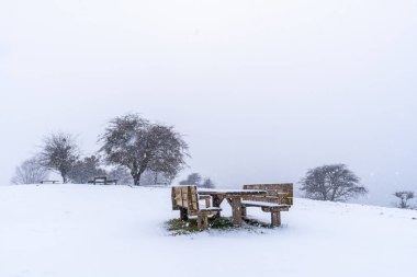 Gipuzkoa 'daki Aizkorri Dağı' nın yanındaki piknik alanında çok kar var. Kış karları altında karlı bir manzara. Bask Ülkesi, İspanya