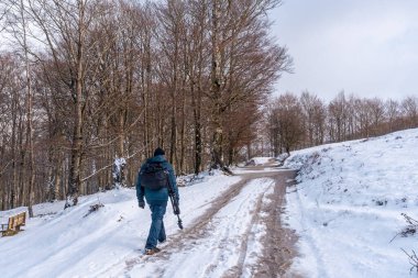 Gipuzkoa 'daki Aizkorri Dağı' nın güzel karlı manzarasında yürüyen genç bir adam. Kış karları altında karlı bir manzara. Bask Ülkesi, İspanya