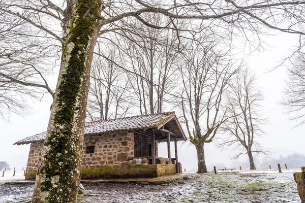 Zuflucht Des Aizkorri Berges Gipuzkoa Schneelandschaft Durch Winterlichen Schnee Baskenland — Stockfoto