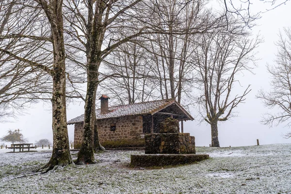 Schronienie Góry Aizkorri Gipuzkoa Śnieżny Krajobraz Przez Zimowe Śniegi Kraj — Zdjęcie stockowe