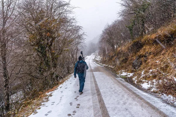 Ein Junger Fotograf Beim Wandern Aizkorri Gebirge Von Gipuzkoa Schneelandschaft — Stockfoto