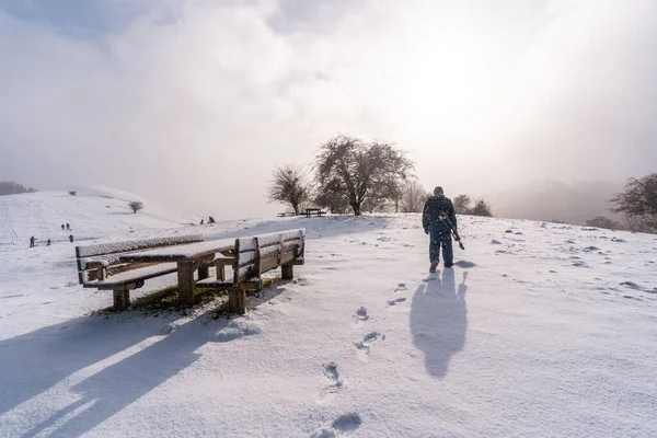 Młody Fotograf Świcie Obszarze Pikniku Obok Schroniska Mount Aizkorri Gipuzkoa — Zdjęcie stockowe