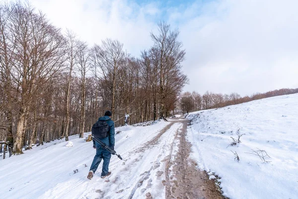 Ein Junger Mann Geht Durch Die Wunderschöne Verschneite Landschaft Des — Stockfoto