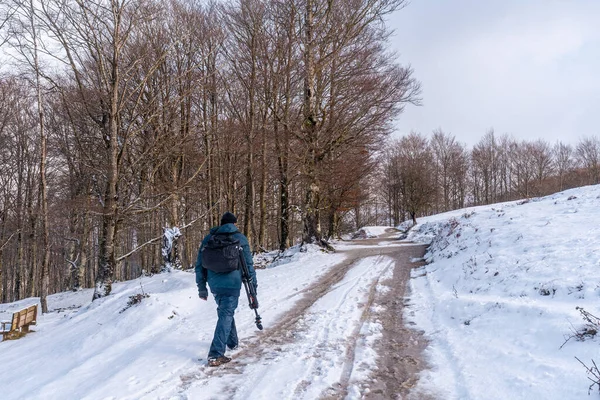 Gipuzkoa 'daki Aizkorri Dağı' nın güzel karlı manzarasında yürüyen genç bir adam. Kış karları altında karlı bir manzara. Bask Ülkesi, İspanya