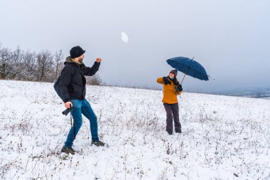 Araba, Bask Bölgesi 'nde Vitoria yakınlarındaki Opakua kasabasında kar toplarıyla oynayan arkadaşlar. İspanya