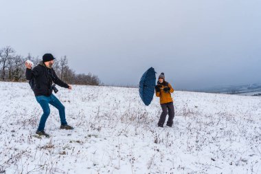 Araba, Bask Bölgesi 'nde Vitoria yakınlarındaki Opakua kasabasında kar toplarıyla oynayan arkadaşlar. İspanya
