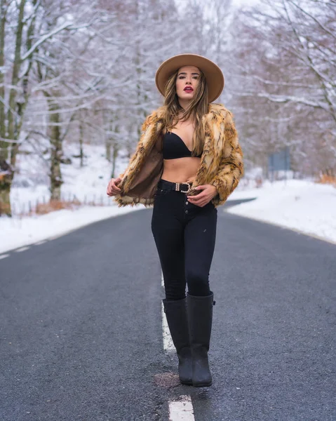 Modelo Desfrutando Roupa Interior Chapéu Cowboy Uma Camisola Leopardo Meio — Fotografia de Stock