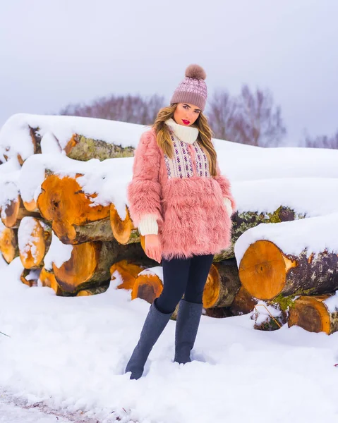 Blondynka Różowym Futrze Fioletowy Kapelusz Śniegu Obok Drzew Wyciętych Lodem — Zdjęcie stockowe