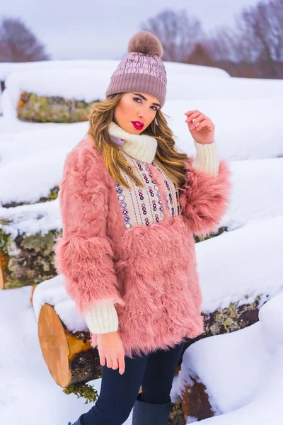 Junges Blondes Mädchen Mit Pinkfarbener Pelzjacke Und Lila Hut Schnee — Stockfoto